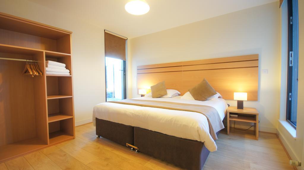 Crompton Court Apartments London Room photo