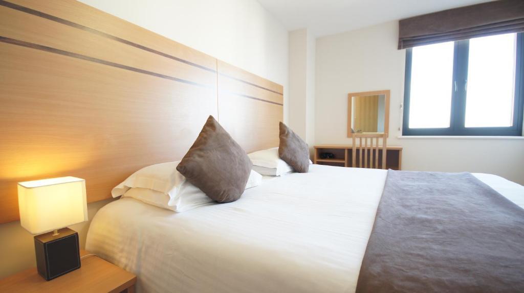 Crompton Court Apartments London Room photo
